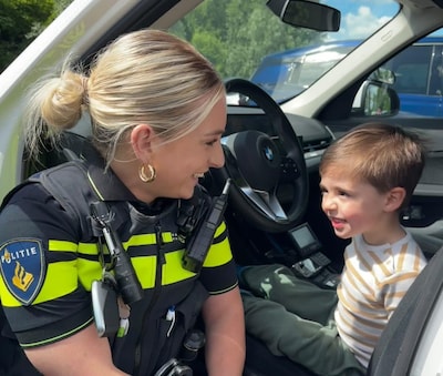 Maurits (3) windt agent om zijn vinger: ‘Zo’n koppie, dan smelt je toch gewoon!’