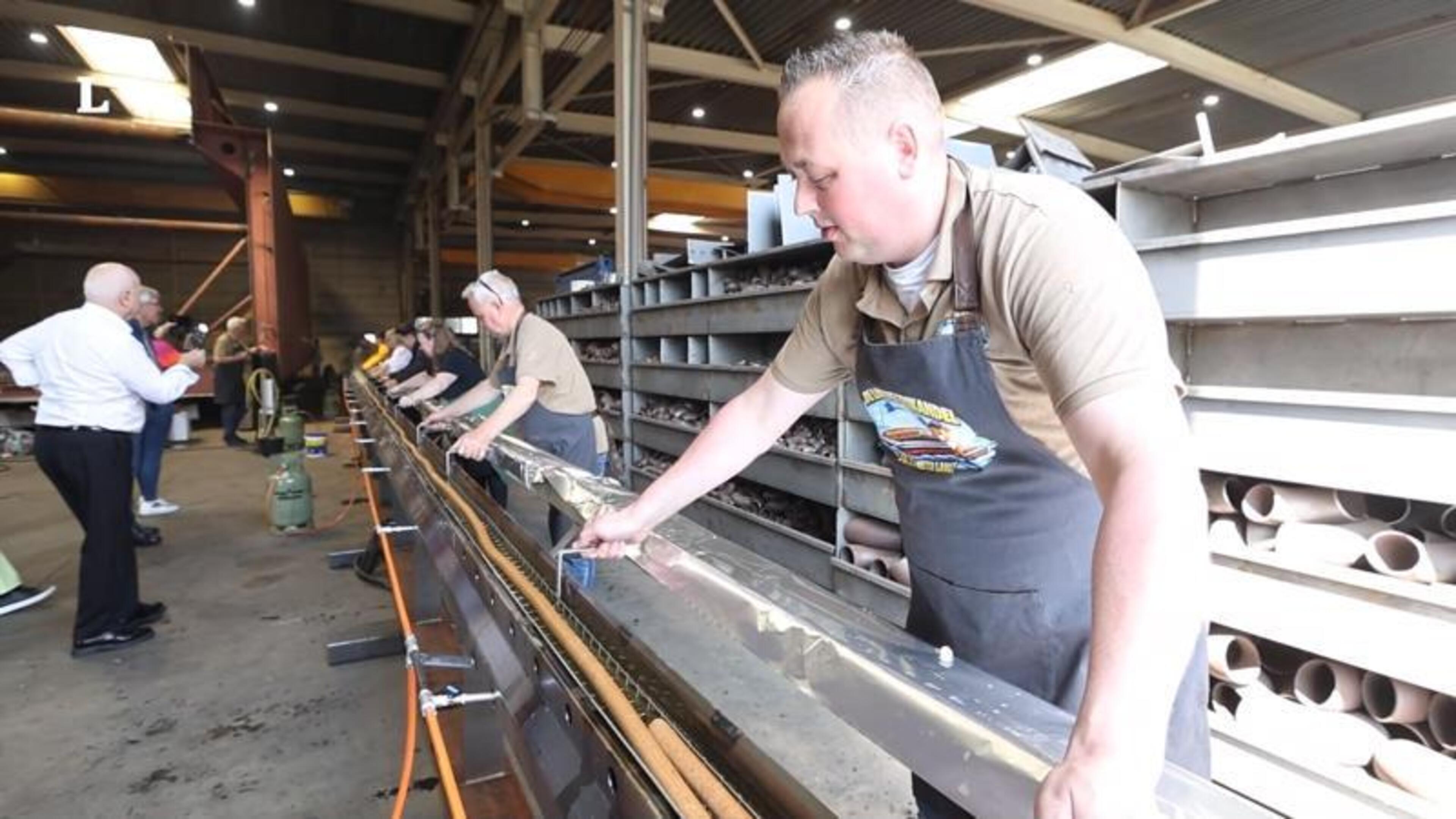 Frikandel van 38,15 meter moet Maasbracht wereldrecord bezorgen: ‘Het is pure wetenschap’