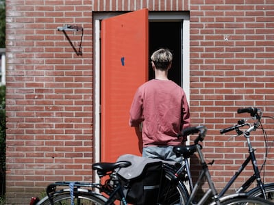 Eduard schreeuwt om hulp in de trein, maar niemand grijpt in als twee mannen hem in elkaar slaan