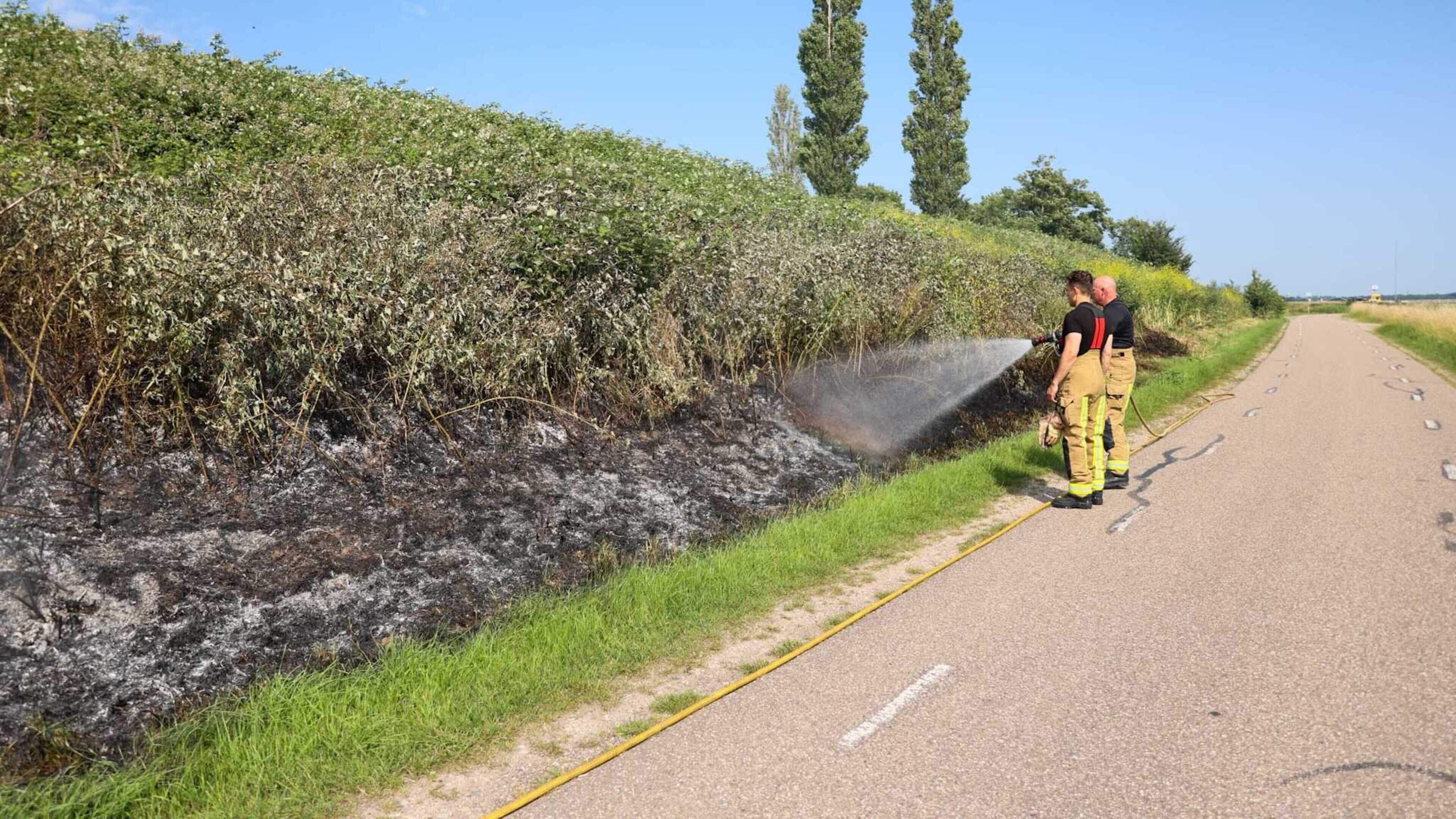 Stuk berm en container in brand op Sint Aagtendijk in Beverwijk