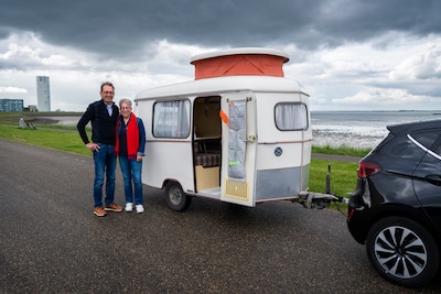 52 jaar oud en piepklein: toch trekken Evert en Piny met hun caravan kriskras door Europa