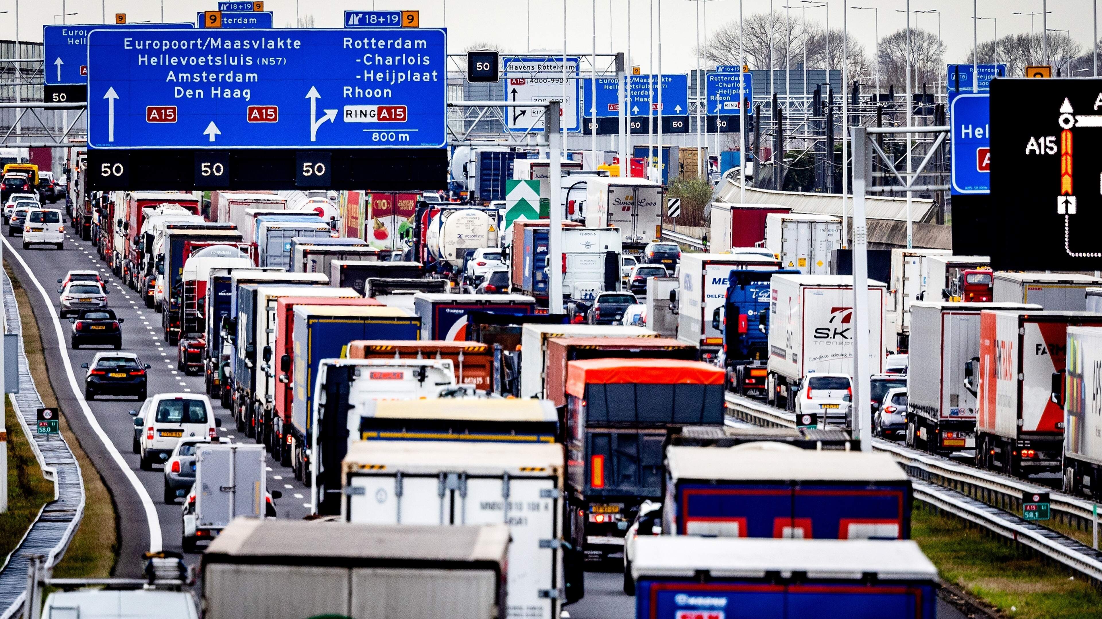 Investeringen in infrastructuur rond Rotterdam noodzakelijk: ’Wegen slibben dicht, dit kost de economie miljarden’