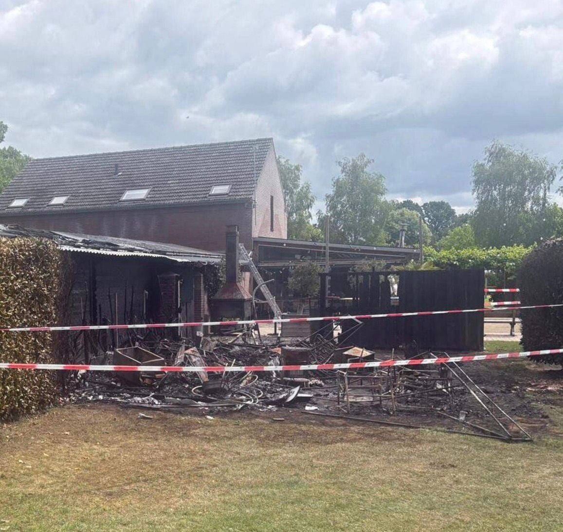 Nachtelijke brand houdt campinggasten in Melderslo uren buiten: ’Het was zó heet, ik ben zelfs een beetje verbrand op mijn voorhoofd’