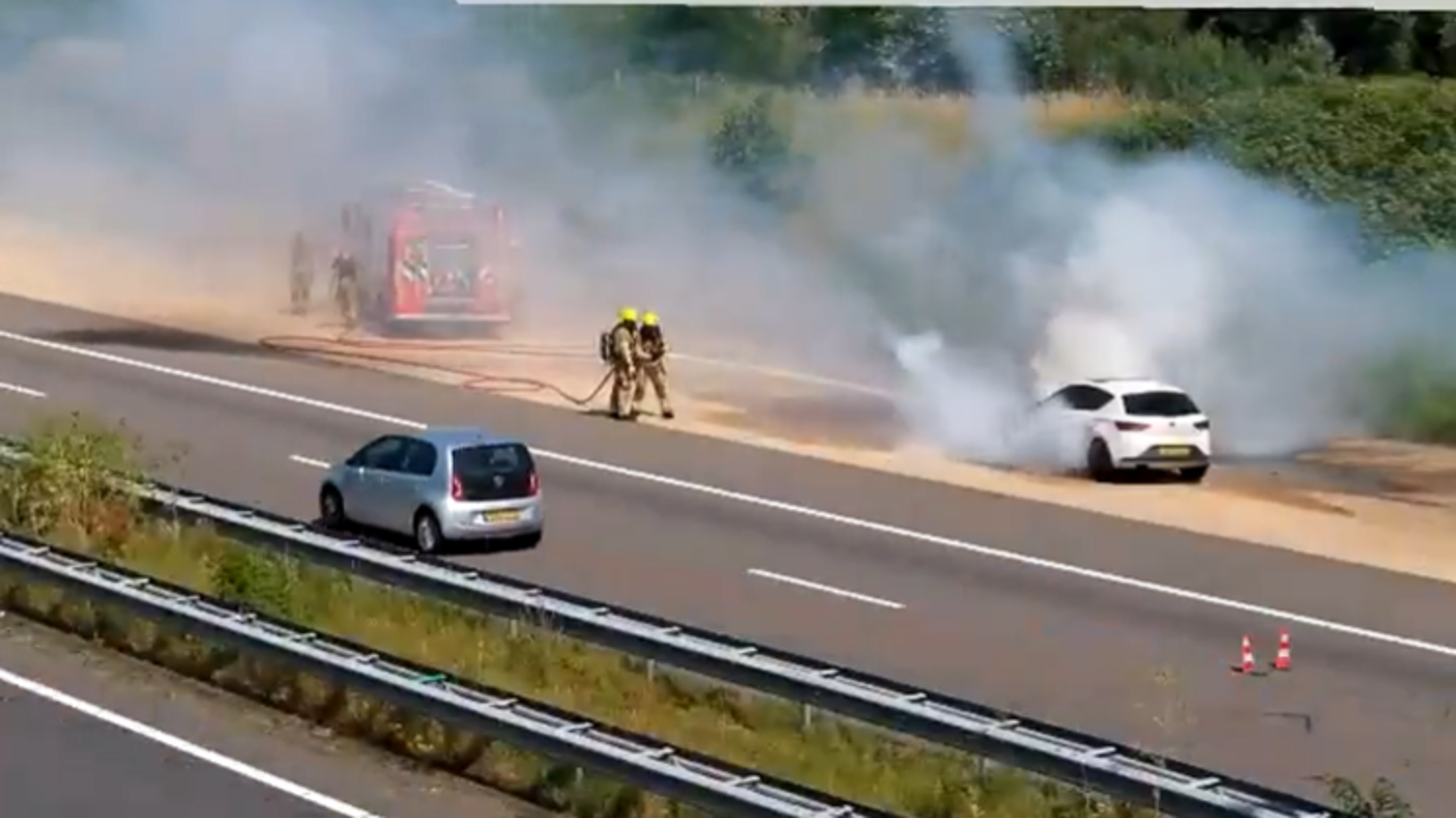 Auto vliegt in brand op A73 bij Roertunnel, verkeer richting het noorden moet rekening houden met vertraging