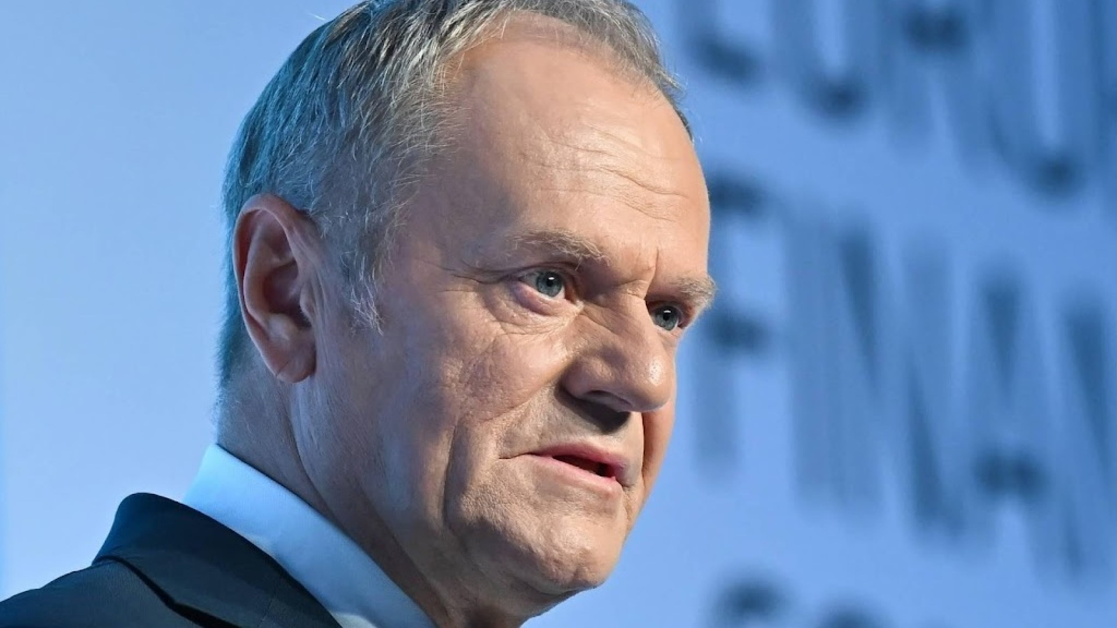 Tusk spreekt van politieke moord na dood Russische cartoonist