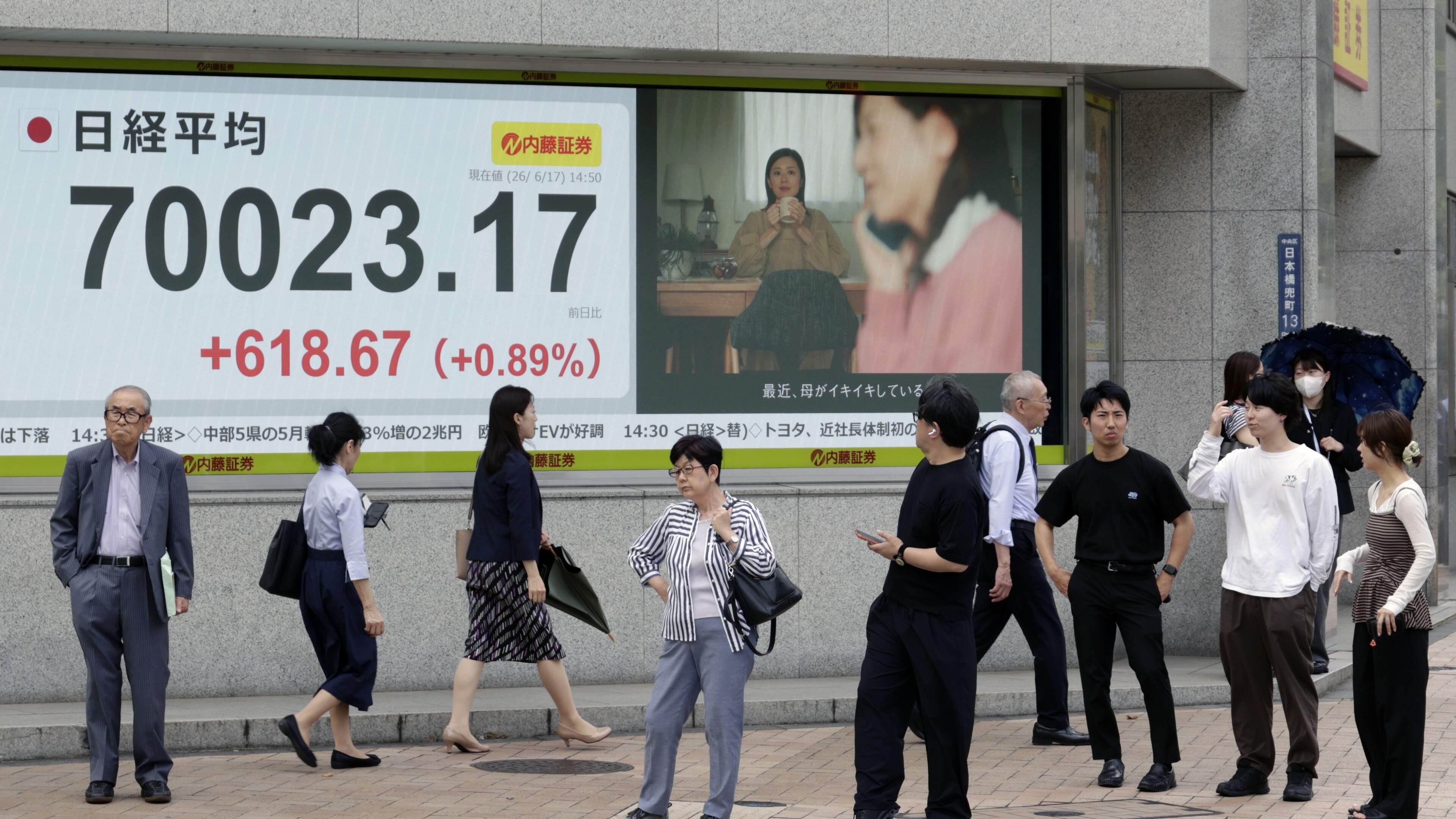 Discussie in Japan over ambtenaren met korte broeken op kantoor: ’blote benen-intimidatie’