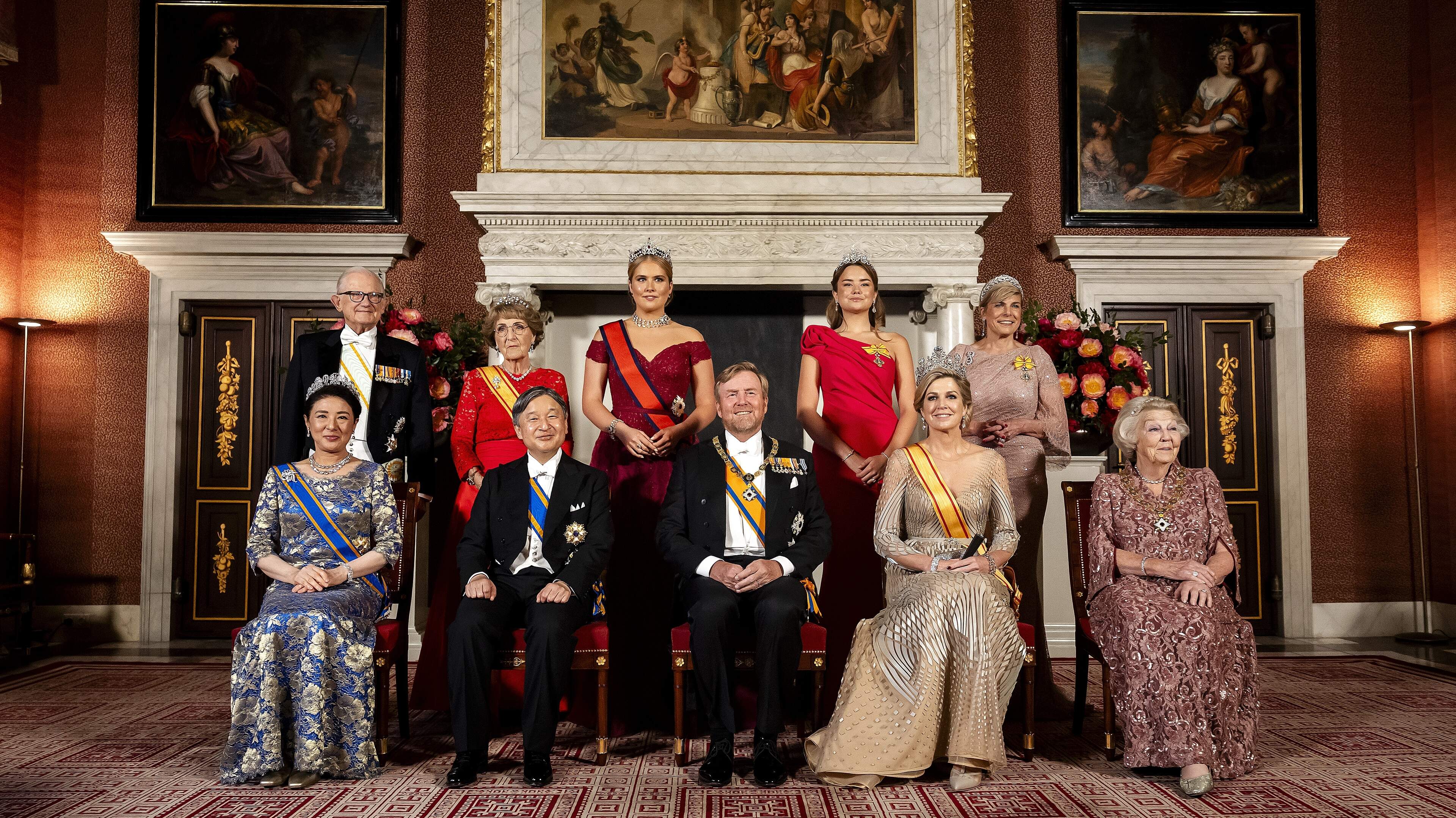 Diamantenpower tijdens staatsbezoek Japan: prinses Ariane (19) maakt, in opvallend rood, tiaradebuut met bijzonder exemplaar uit koninklijke kluis