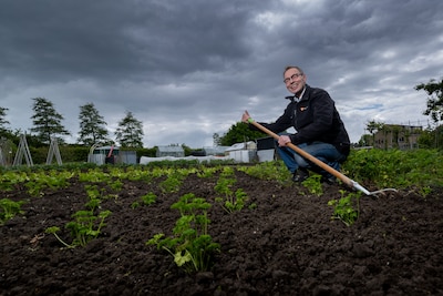 Arie (67) legt moestuin aan voor de voedselbank