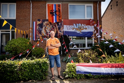 Arnold uit Denekamp juicht voor Oranje met grote vlaggen, maar hij is de enige: ‘Krijg buren niet zover’