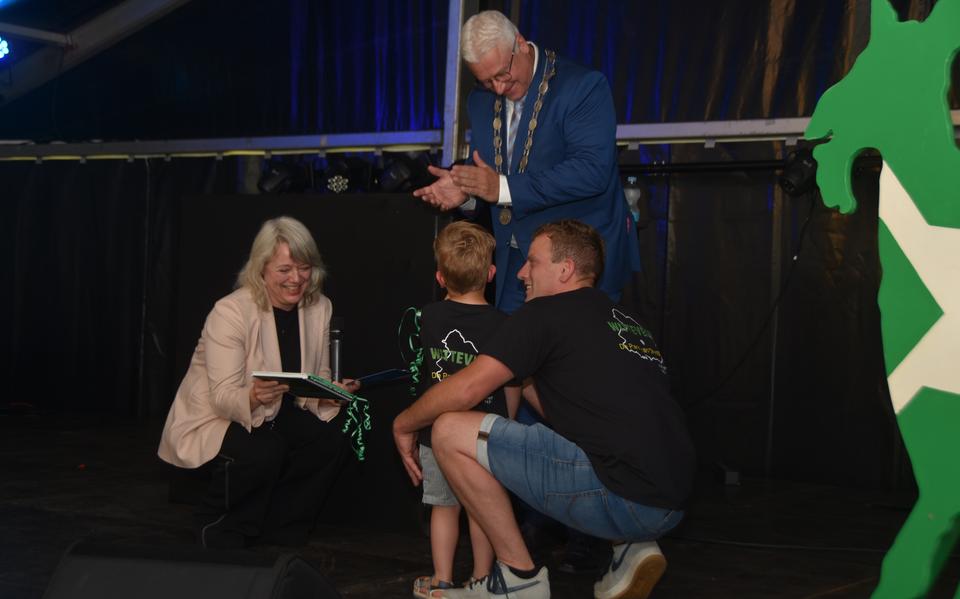 De kop is eraf. Feest in Witteveen begint met boekpresentatie en kleurrijke optocht