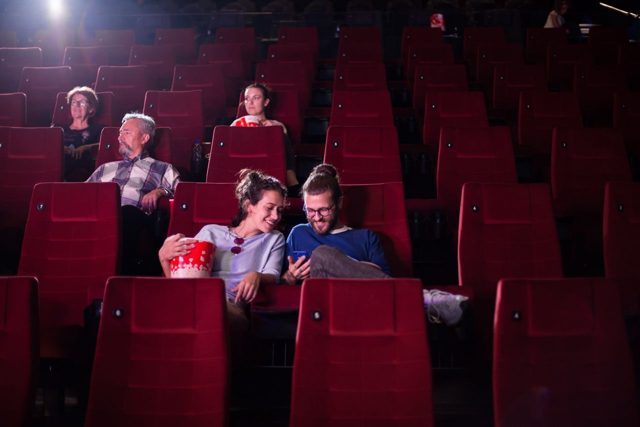 Mobieltjes in de bioscoop: wie zonder zonde is, werpe de eerste popcorn