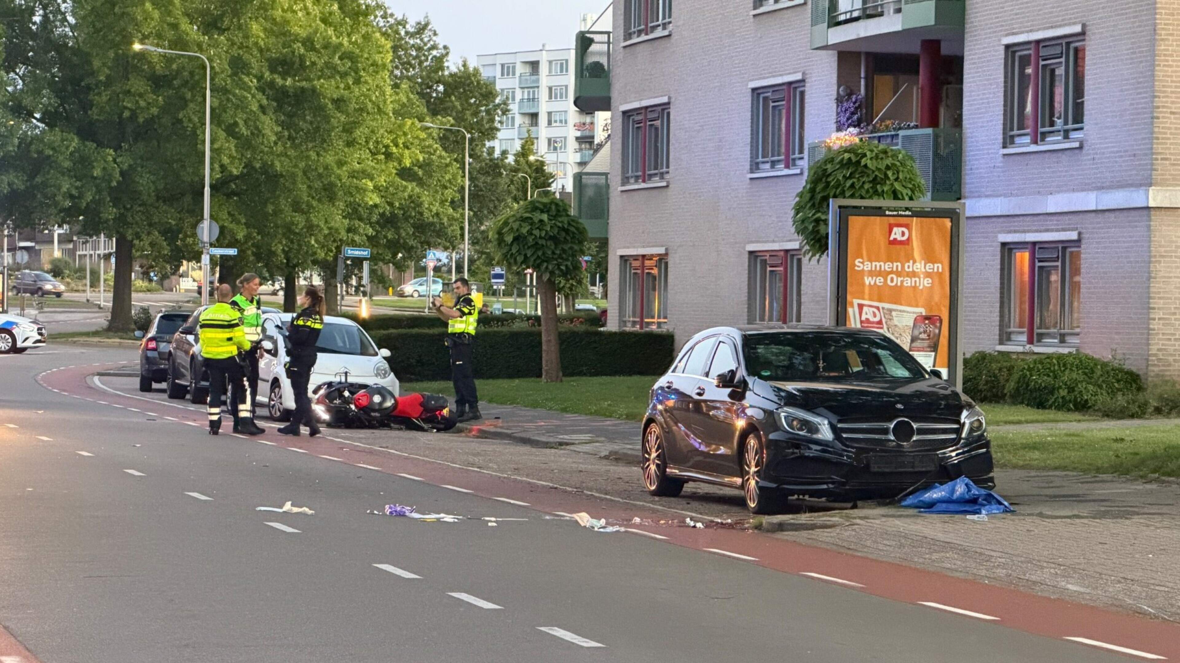 Motorrijder zwaargewond naar het ziekenhuis na botsing tegen twee geparkeerde auto’s in Kerkrade