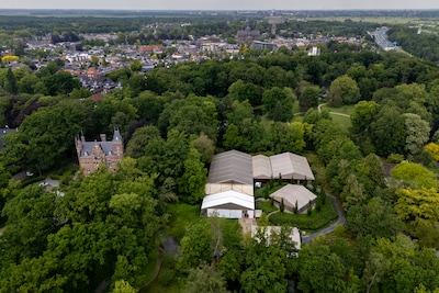 Gemeenteraad Vught stemt nipt in met bouw 4 miljoenenvilla’s op landgoed van Ben Mandemakers