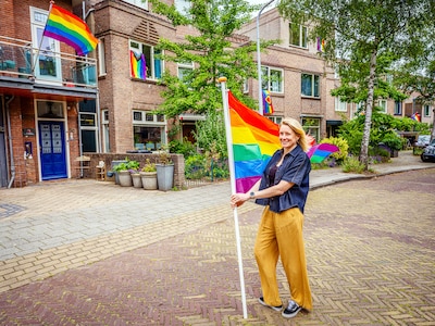 Moeder schrikt van dreigbrief om regenboogvlag van haar zoon (11), maar krijgt steun uit de hele straat