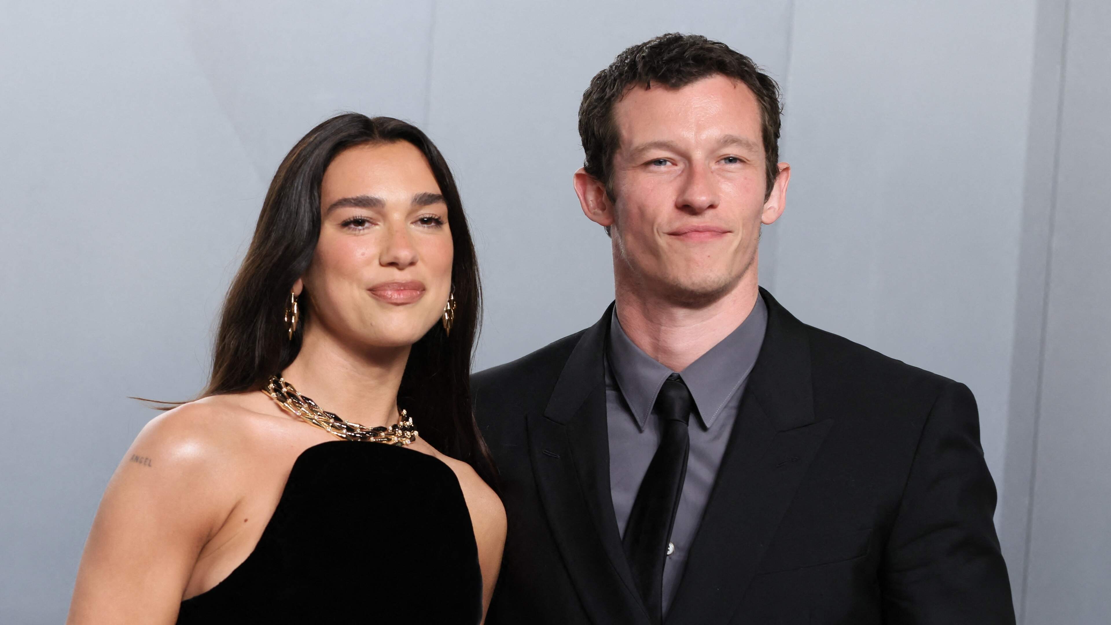 Callum Turner kan handen niet thuishouden tijdens romantische huwelijksreis met Dua Lipa in Rome