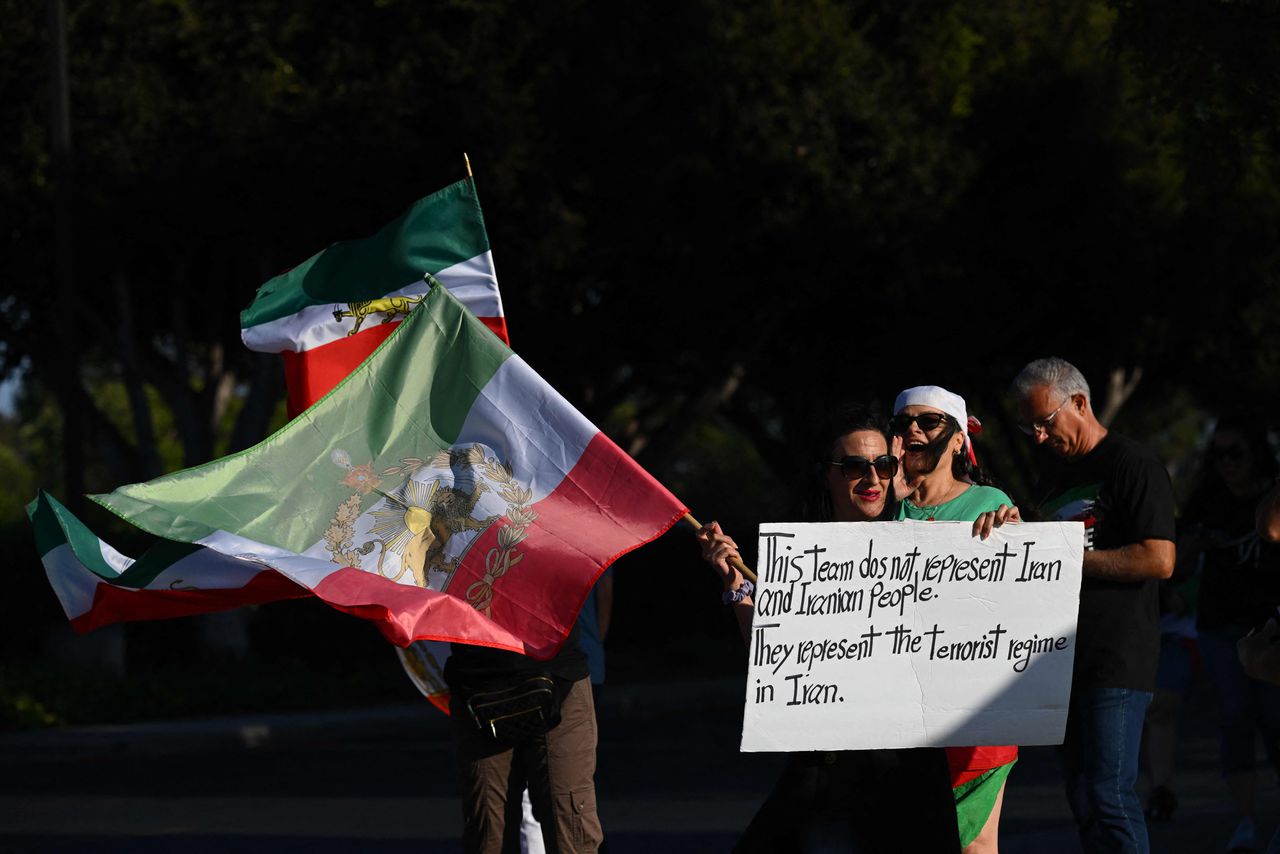 Op Amerikaanse bodem speelt Iran komende nacht eerste WK-wedstrijd. ‘Dit is niet het nationale team van Iran’, zeggen demonstranten