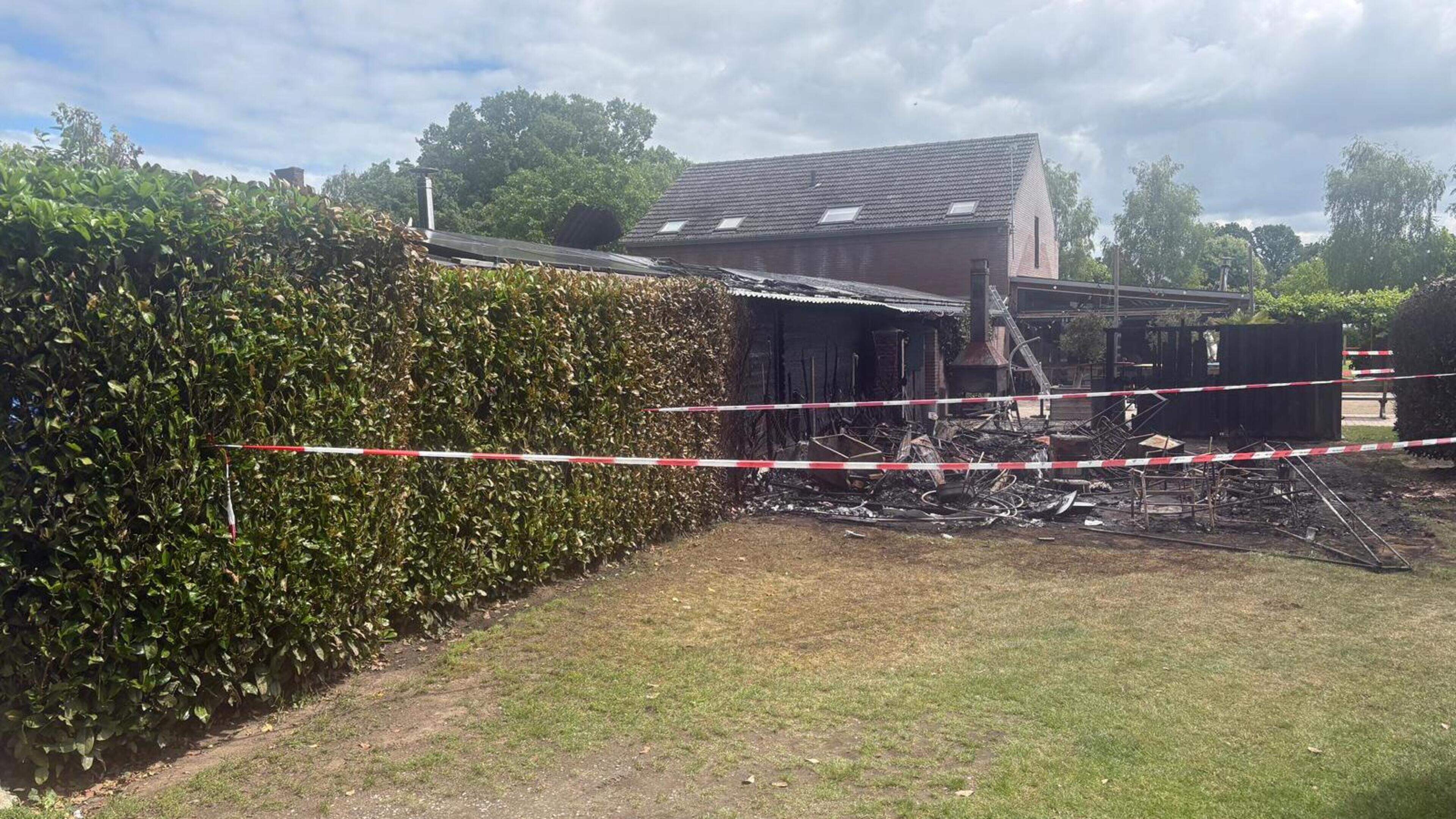 Nachtelijke brand houdt campinggasten in Melderslo uren buiten: ‘Het was zó heet. Ik ben zelfs een beetje verbrand op mijn voorhoofd’