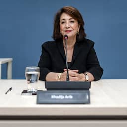 Oud-voorzitter Arib legt geschil met dagelijks bestuur Tweede Kamer bij