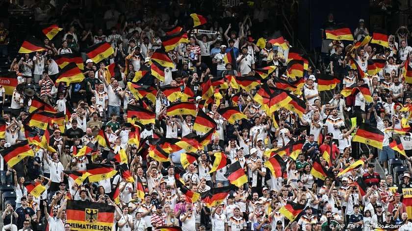 Duitse man die werd afgebeeld als Hitler op WK doet aangifte