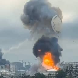 Video | Dak van Russische olietank vliegt de lucht in na Oekraïense droneaanval