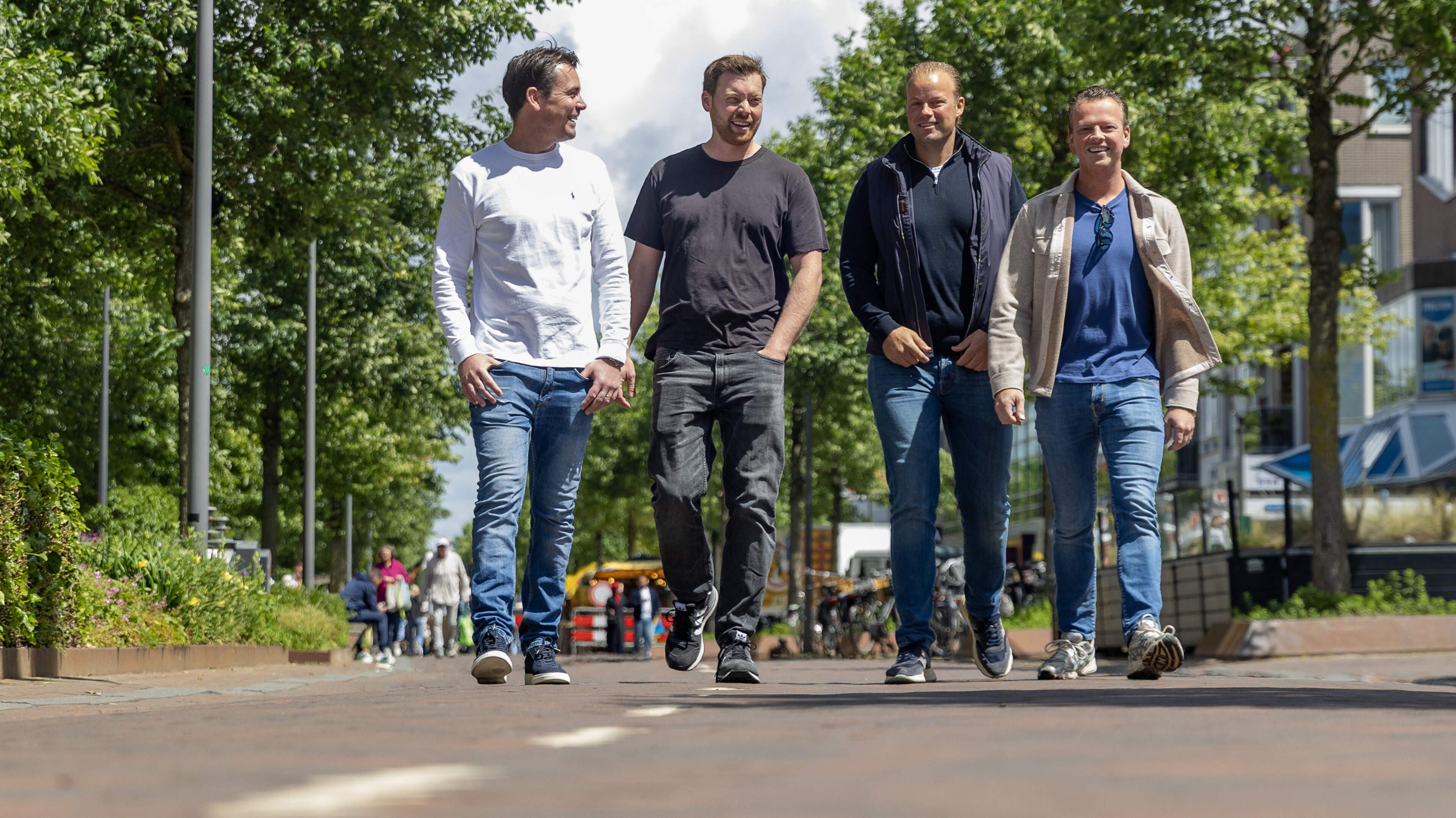 Terrassen midden op de Breestraat. Ondernemers slaan handen ineen voor horecaplein tijdens Stadsfeest Beverwijk: ’Doorpakken als het een succes is’