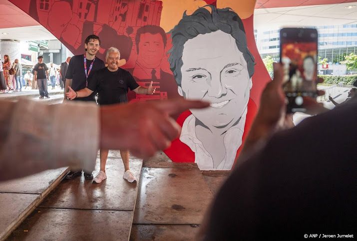 René Froger en Trijntje Oosterhuis onthullen iconen bij ArenA