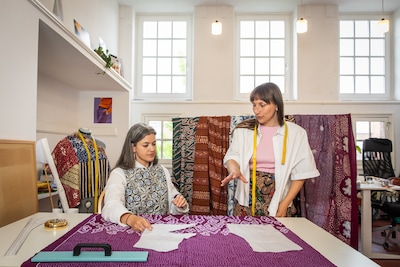Twentse modeontwerpers geven Indische verleden een nieuwe vorm: ‘De stof van het verleden’