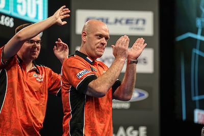 World Cup of Darts | Michael van Gerwen en Gian van Veen met nodige moeite naar laatste 8, Belgen geven voorsprong uit handen en verliezen