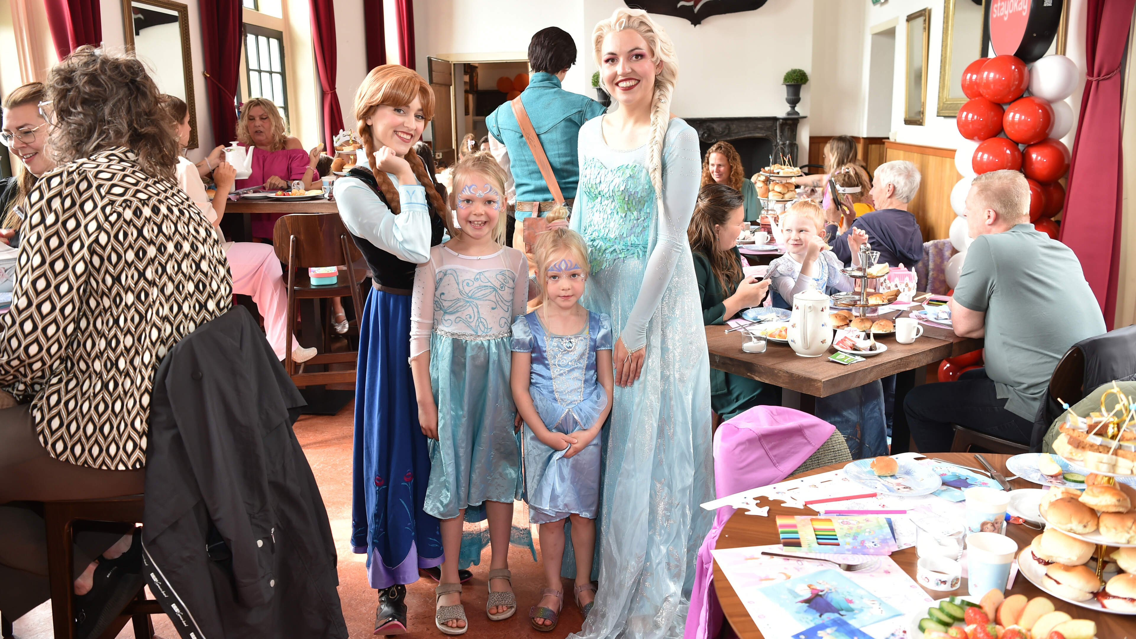 Prinsessen High Lemonade trekt volle bak bij Stayokay Assumburg in Heemskerk. ’Ik wil later mamma, juf én prinses worden’