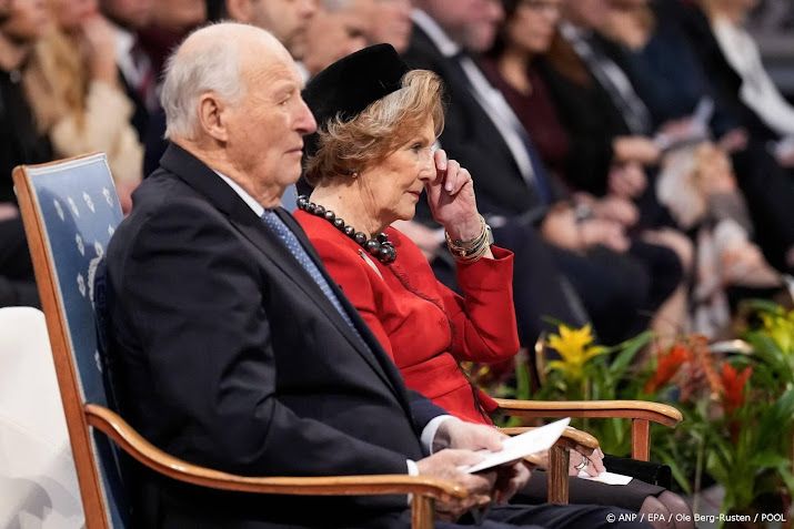Noors koningspaar bij viering gouden huwelijk Zweeds koningspaar