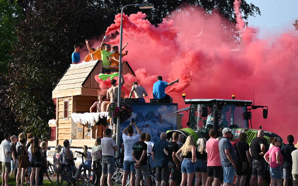 Code geel, oranje en rood tijdens optocht van Koekange