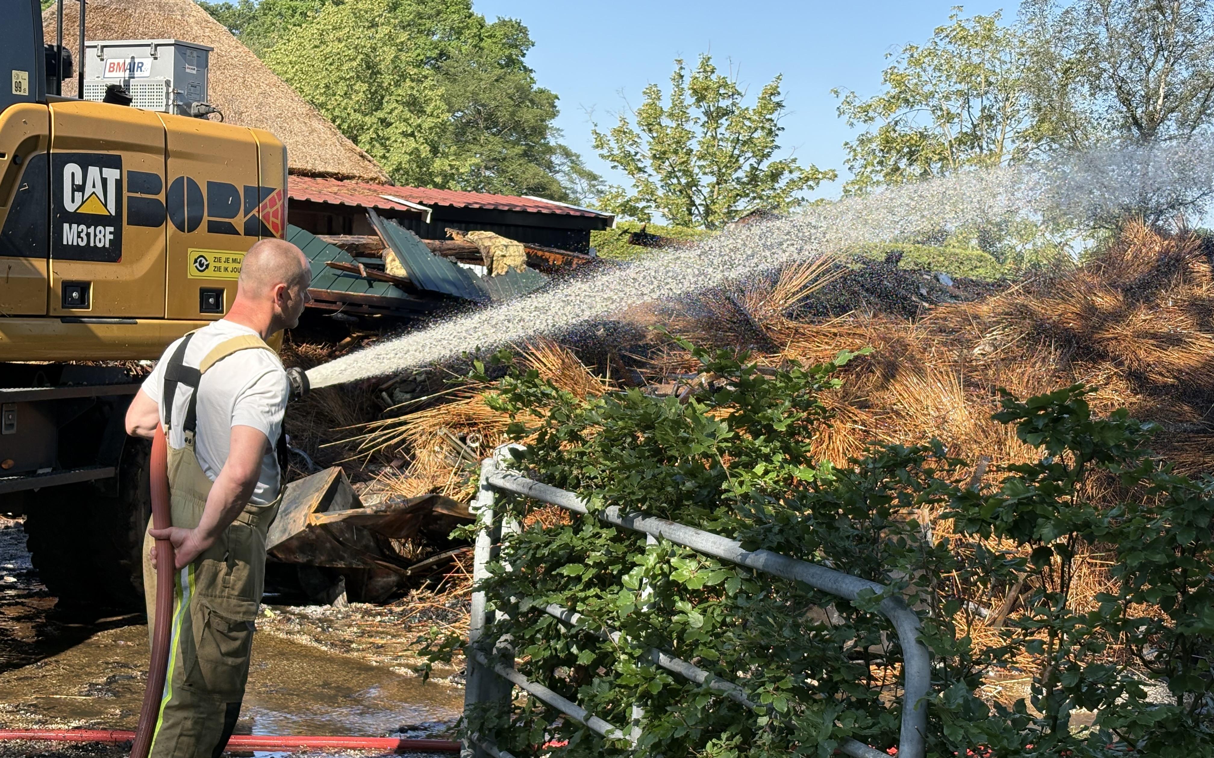 Eigenaar woonboerderij bij Coevorden ziet levenswerk in rook opgaan. ‘De kat zat opgesloten, maar die is gered’