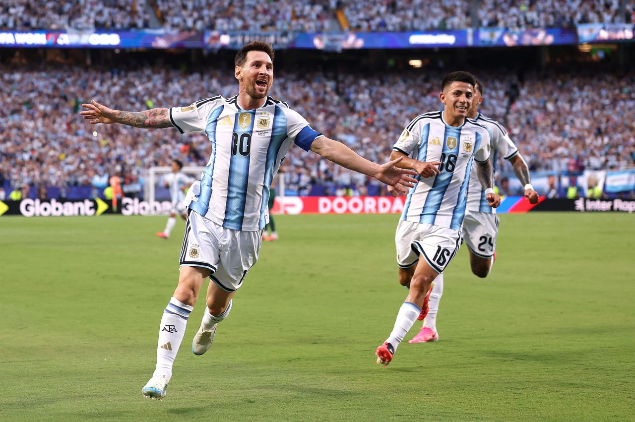 Messi na hattrick gedeeld WK-topscorer aller tijden, kritiek op veld voor finale en Duitse fans moeten wachten op shirts: dit gebeurde er op dag zes van het WK