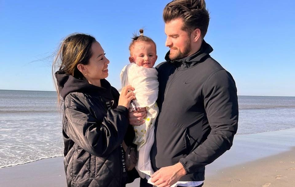 Mira (1) kan door zeldzame jeukziekte TSW nauwelijks kind zijn: haar ouders hopen op redding op Bali