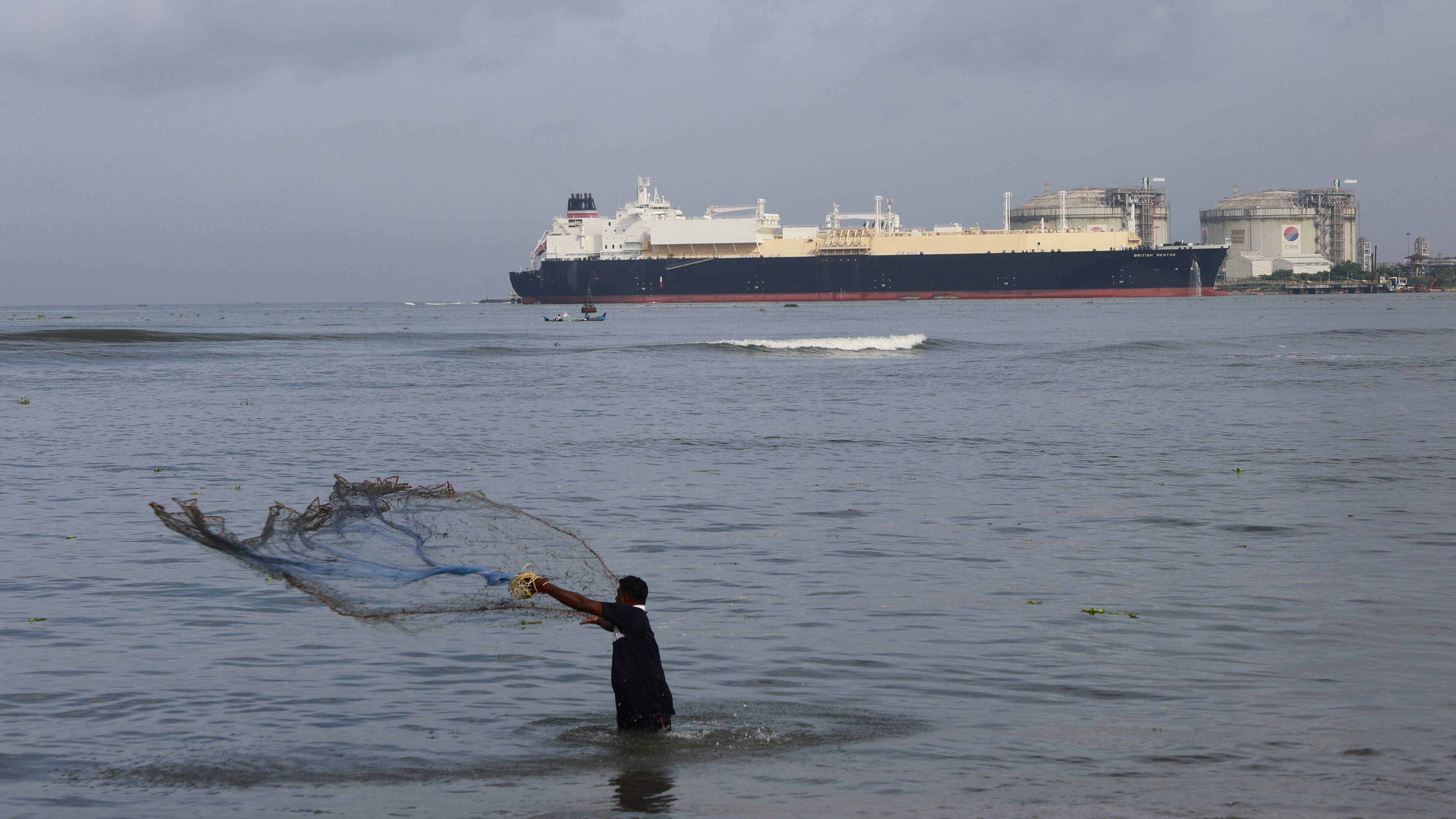 Reders zien ondanks bestand voorlopig af van varen door Straat van Hormuz: ’Eerst moeten zeemijnen opgeruimd’