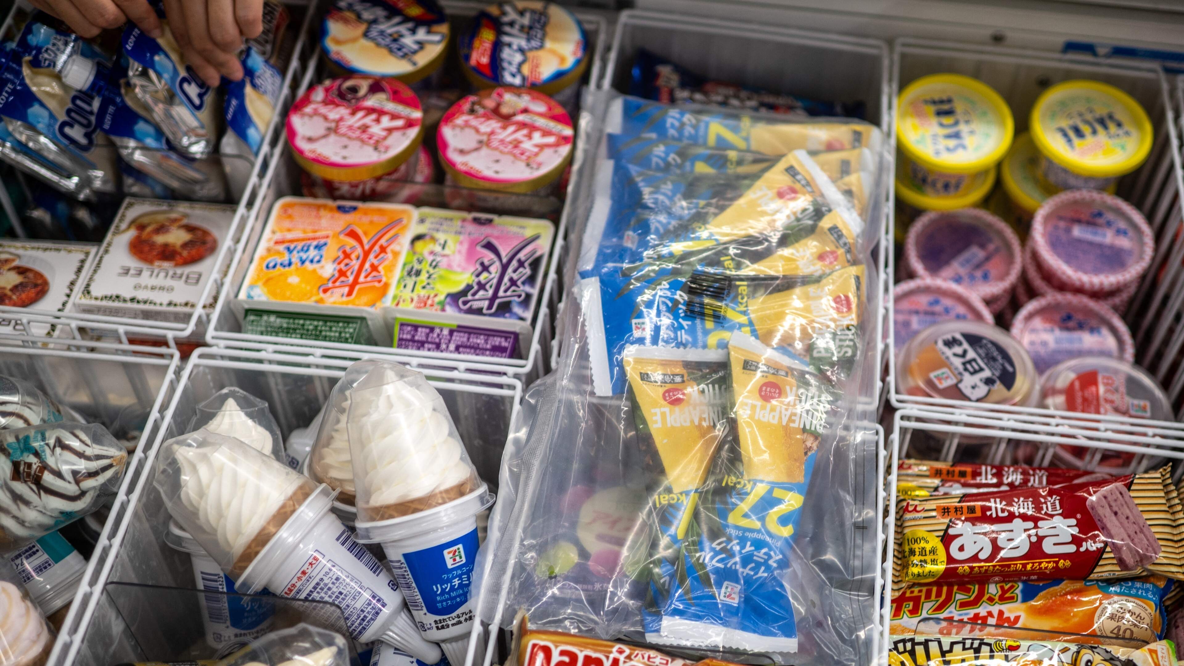 Invallen bij Japans ’ijsjes-kartel’: liefhebbers van diepvrieslekkernijen woedend over mogelijke oplichterij