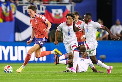 John McGinn laat Schotten juichen met goal tegen Haïti