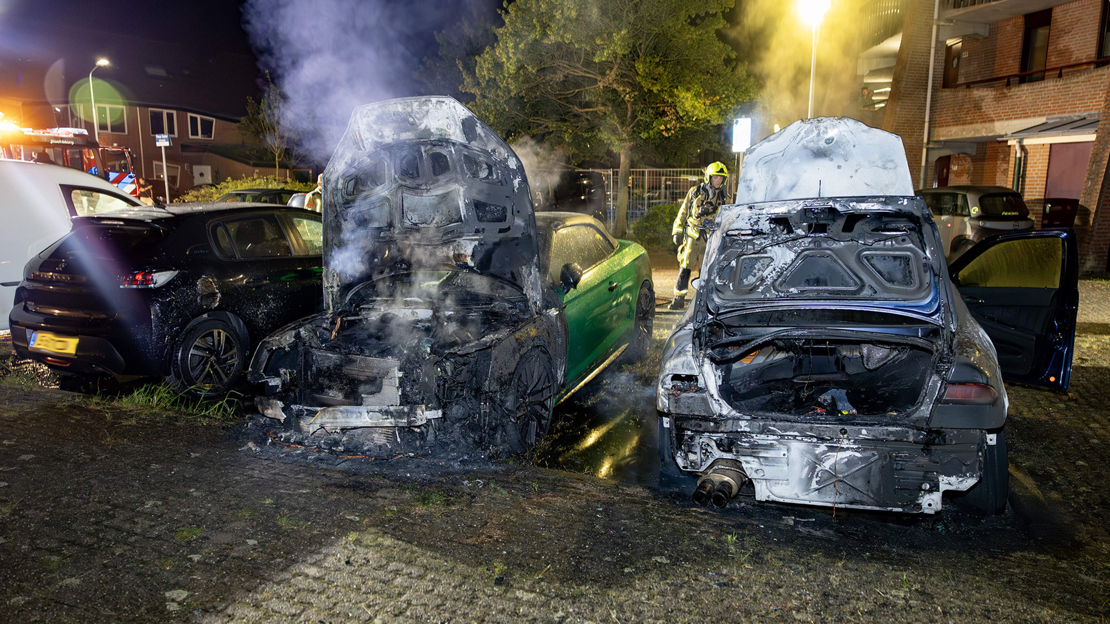 Twee auto’s verwoest door brand in Hoofddorp
