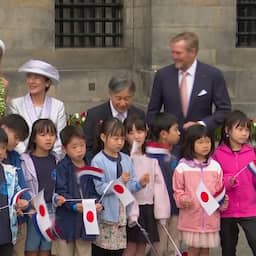 Video | Japanse keizer door de knieën voor kinderen tijdens staatsbezoek