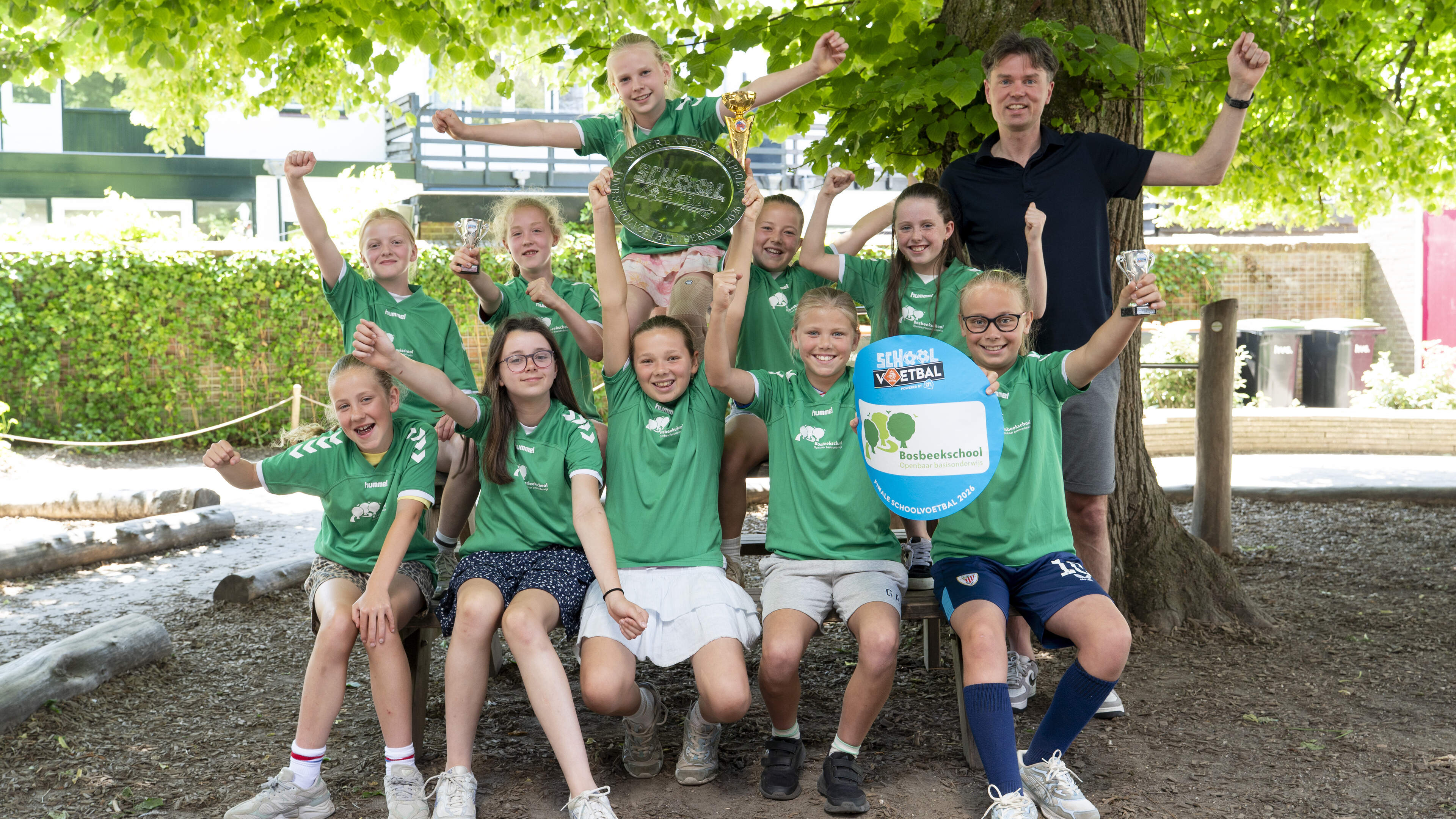 De Bosbeekschool is voor het tweede jaar op rij landelijk schoolvoetbalkampioen: ’We kwamen op het Jeugdjournaal’