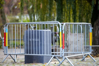 De soap over één lege sokkel in Elburg lijkt eindelijk voorbij: ‘Ik dacht dat het gestolen was’