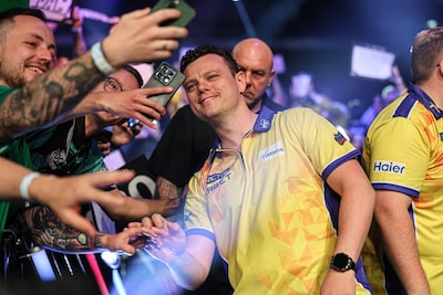 World Cup of Darts | Michael van Gerwen en Gian van Veen overtuigend naar halve finale, Noord-Ierland de tegenstander