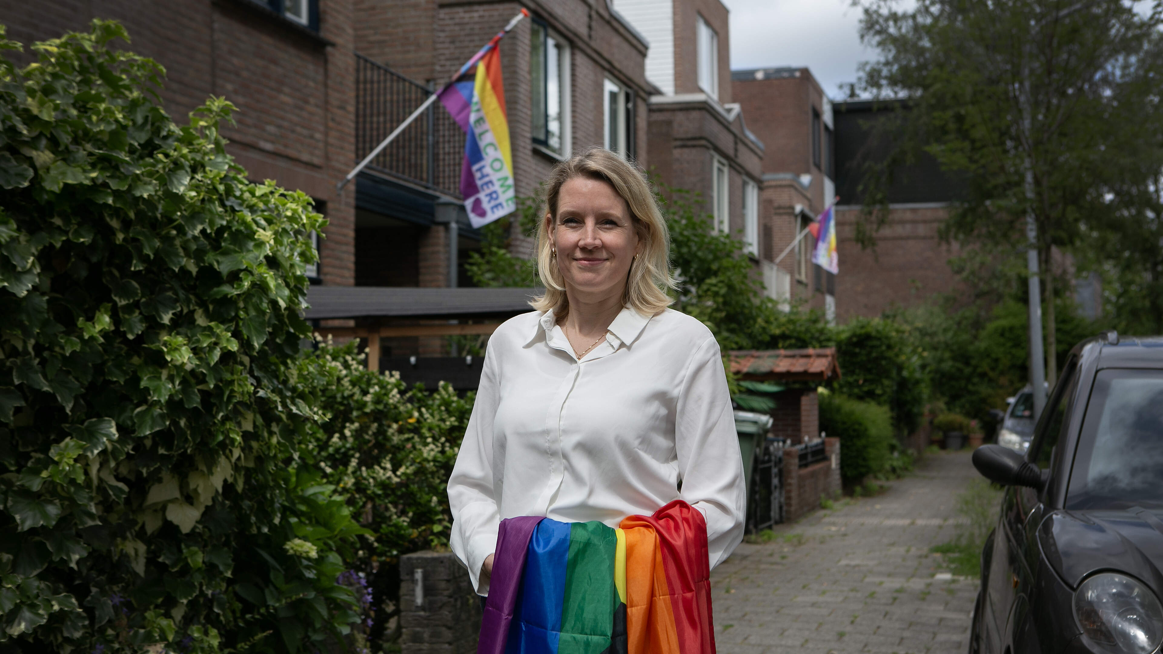 De zoon van Amanda ontving dreigbrief na ophangen pridevlag. De Indische Buurt kwam massaal in verzet: ’We willen onze buurjongen laten weten dat hij hier welkom is’