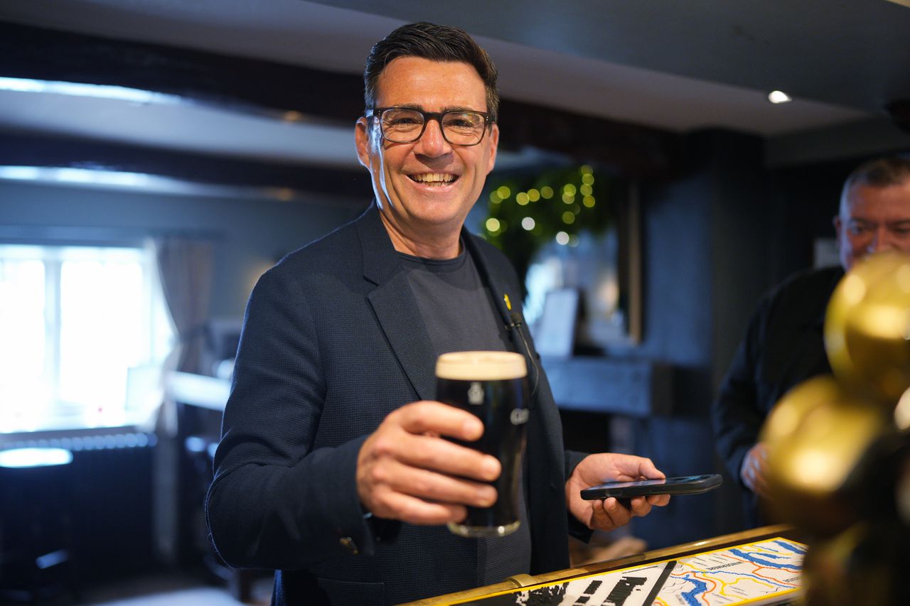 Hij staat op het punt premier Starmer uit te dagen. Maar eerst moet burgemeester Andy Burnham de kiezer nog overtuigen