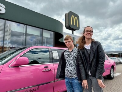 Twee jaar lang spaarde Roos statiegeld voor haar droom: met vriend Dirk in roze limo naar McDonald’s