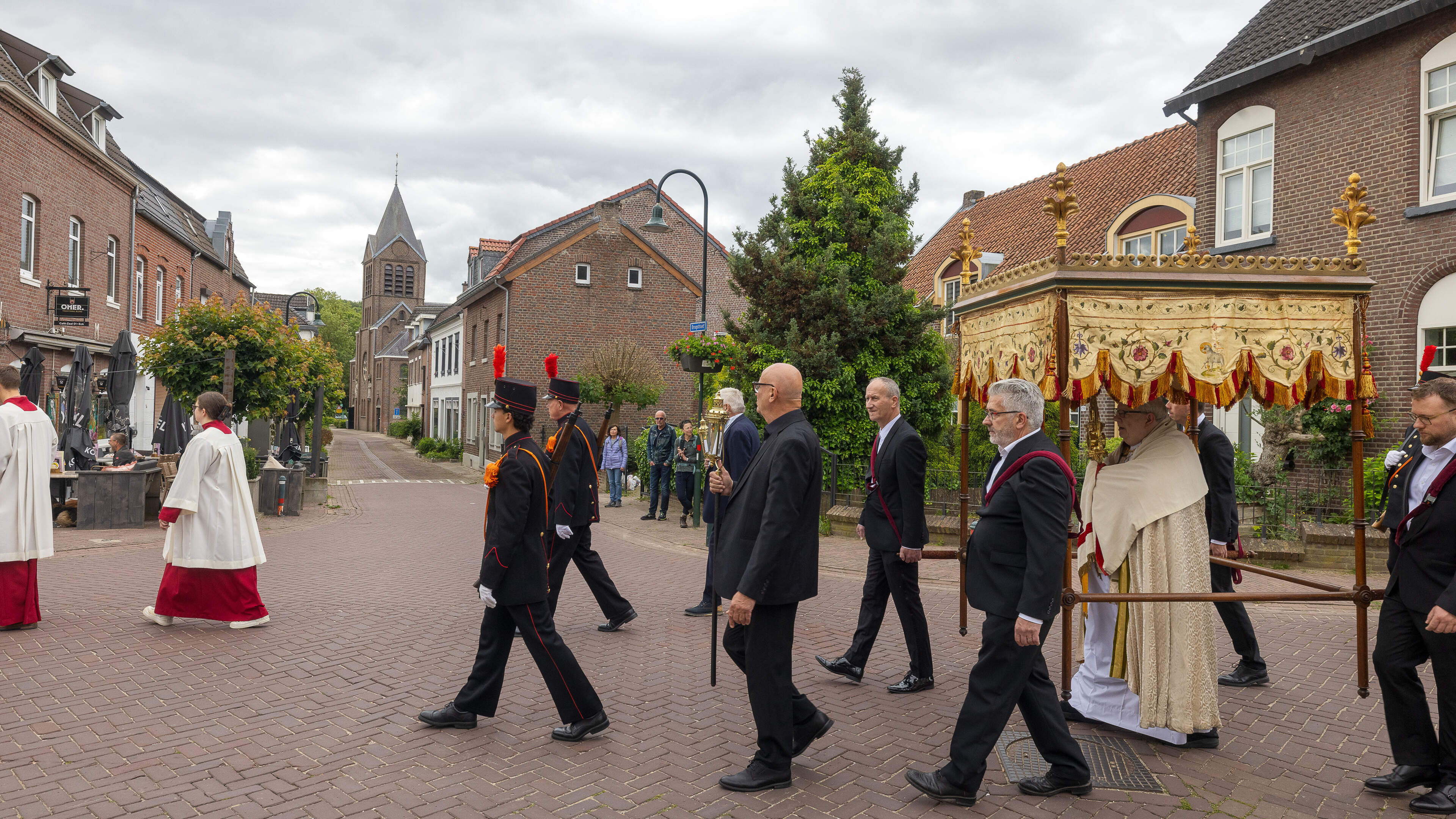 Processie markeert start van viering 300 jaar Drievuldigheidskerk in Rimburg; pastoor hoopt kerk open te kunnen houden