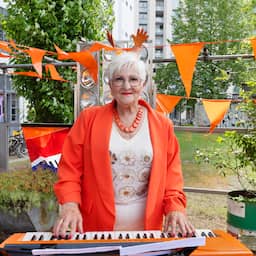 Orgel Joke fit genoeg voor WK-optreden na val op balkon: 'Het is nu aan Oranje'