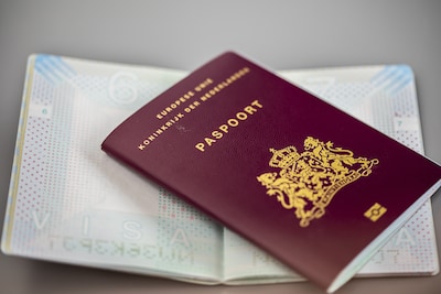 Medewerkers fiscus verdacht van mensensmokkel: zo werden visa via een ‘tante’ uit Oldenzaal geregeld