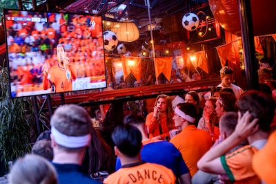 Oranje kijken met de buurt, in de kroeg of op het plein: dit zijn de regels