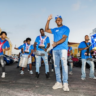Heel Curaçao kleurt blauw: ‘Jullie dragen de trots en dromen van een volk’